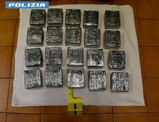 In auto con 10 kg di hashish, arrestato